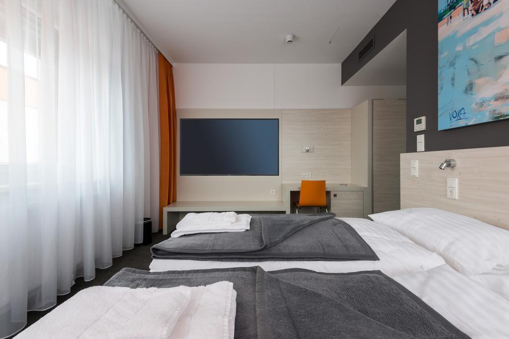 Msc Hotel Нойнкирхен Стая снимка